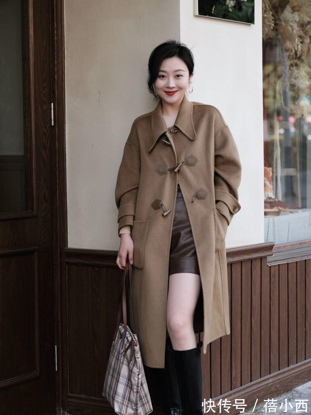 减龄感 冬季还是多穿“牛角扣大衣”吧,保暖又洋气,搭配技巧都总结好了