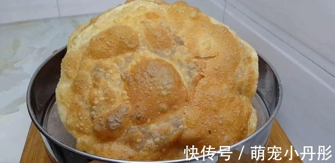 面粉|面粉这做法太香了，开水一烫，焦脆又空心，比油饼鸡蛋饼好吃几十倍