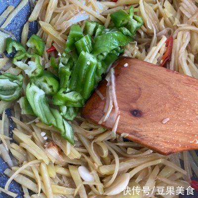 家常菜《酸辣土豆丝》一上桌，老人宝宝全都笑