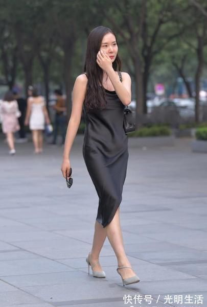 黑色 黑色真丝连衣裙质感轻薄,精致的穿搭显得十分自信,让美女多了几分成熟