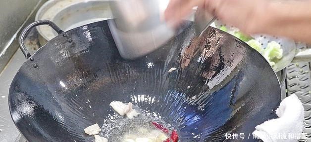 食材|炒花菜很多人都做错了,大厨教你正确做法,看饭店里面是怎么做的