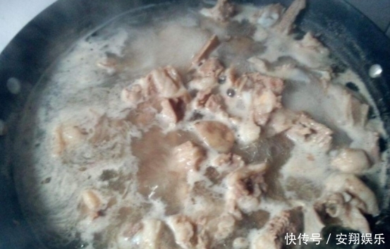 煮肉时,上面飘着的白沫究竟是精华还是脏东西?看完涨知识