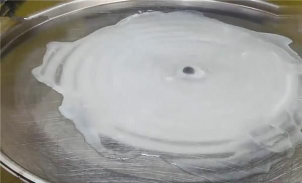 冻酸奶|外国小哥发明新款小吃,用矿泉水“炒”出来的冰淇淋是什么味道