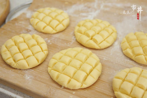 把玉米面倒进煮开的牛奶中，粗粮细作变“奶包”，真是越嚼越香