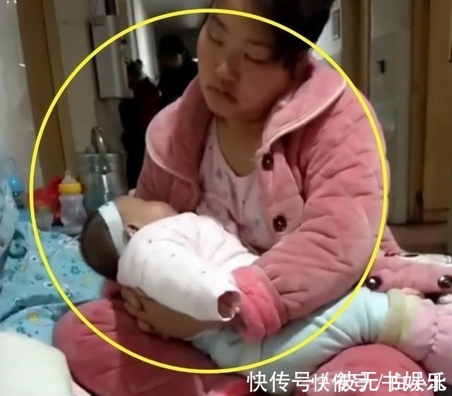 婴幼儿|舅舅第一次抱宝宝，接下来宝宝的动作，把全家人逗笑了