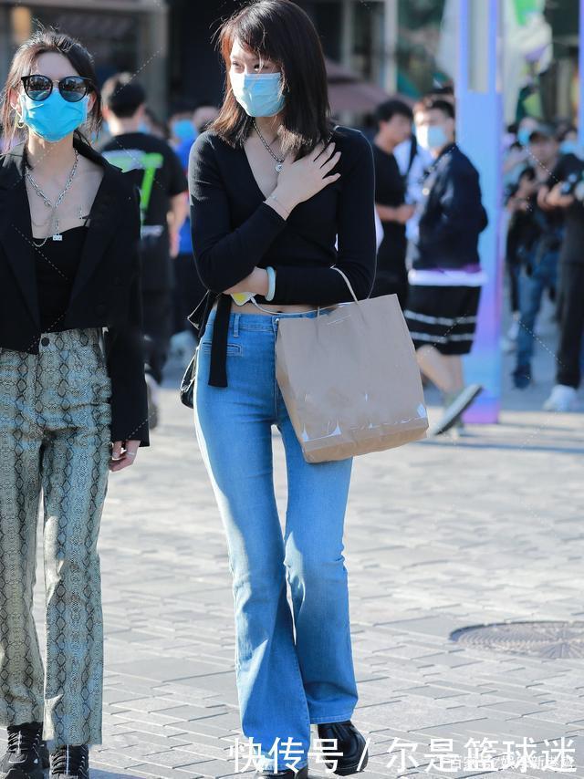 为了增强性感和气质,女孩们穿喇叭裤和针织短衫,美观耐用