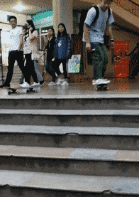 |搞笑GIF趣图:我说怎么有眼睛看着我,原来是你