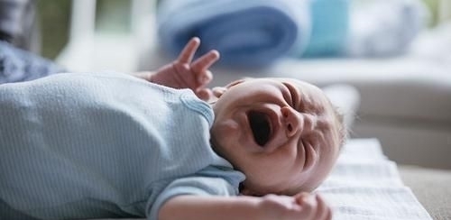 情绪|宝宝被妈妈骂哭,为何还要妈妈抱?背后原因,很暖心