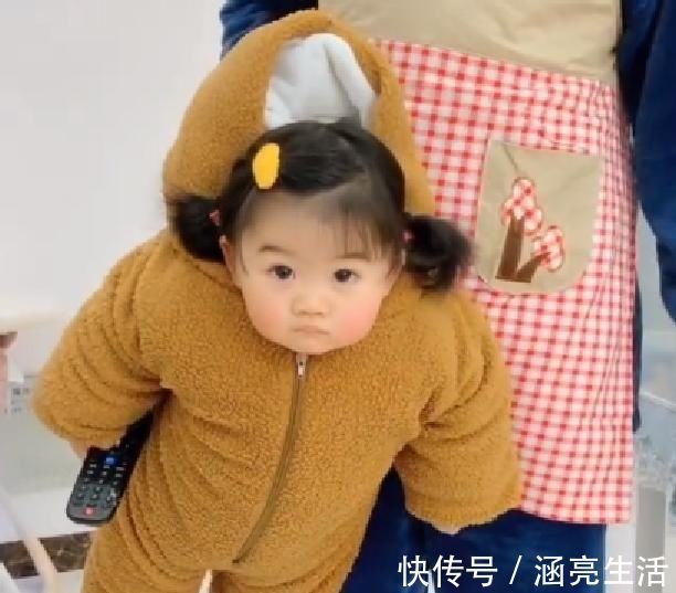 宝宝|宝宝去厨房偷吃,被爸爸发现了,宝宝接下来的表情太可爱了