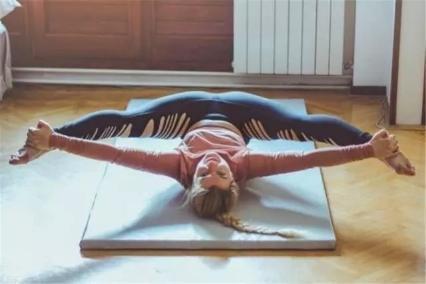 脚趾|有腹肌的女孩更迷人，试试瑜伽塑形体式，虐腹提臀，减脂瘦身！