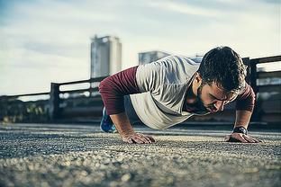 哑铃|每天十五分钟，使用一对哑铃练出好身材，避免肌肉受到伤害