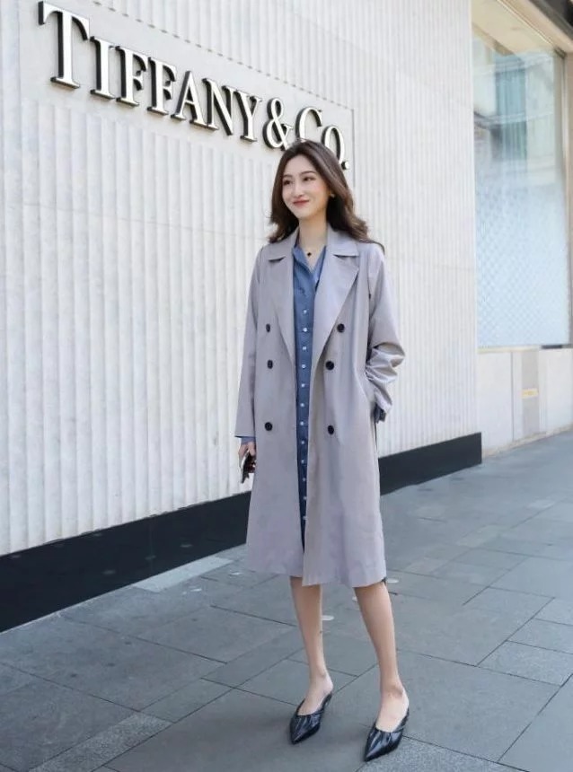 街拍:小姐姐灰色背心外面配上深蓝色外套,时尚,洋气