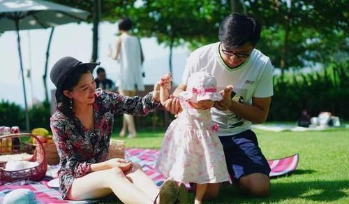 自如|佛系奶奶带娃走红,面对熊孩子拆家视而不见,躺在阳台淡定自如