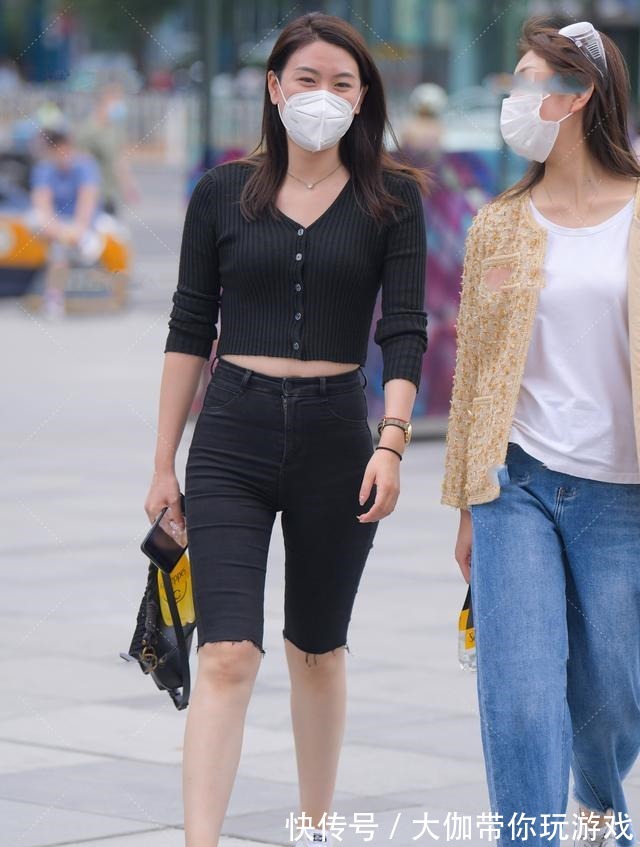 针织衫 高腰半长裤搭配针织衫,沉稳大气,低调日常的清爽出街装!