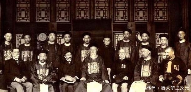 行礼|晚清老照片:义和团义士在刑场被处斩,官员见面磕头行礼!