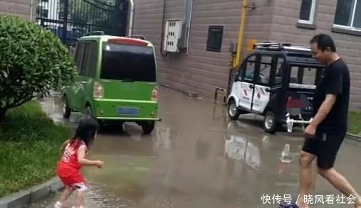 奶奶|“佩奇父女”跳泥坑火了，网友：奶奶已经扛着大刀在来的路上