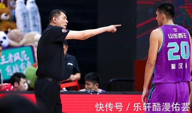 女足|山东男篮、足球两大标志性人物合影,郝伟在巩晓彬面前小鸟依人
