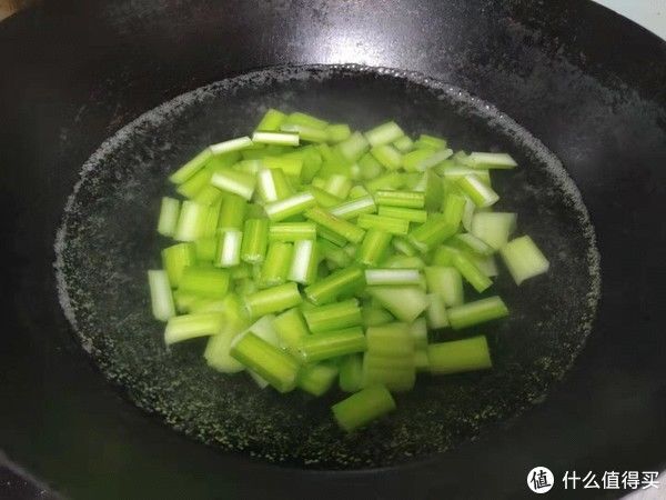 膳食纤维|木耳和这菜是绝配，大鱼大肉吃多了，给肠道做个“大扫除”