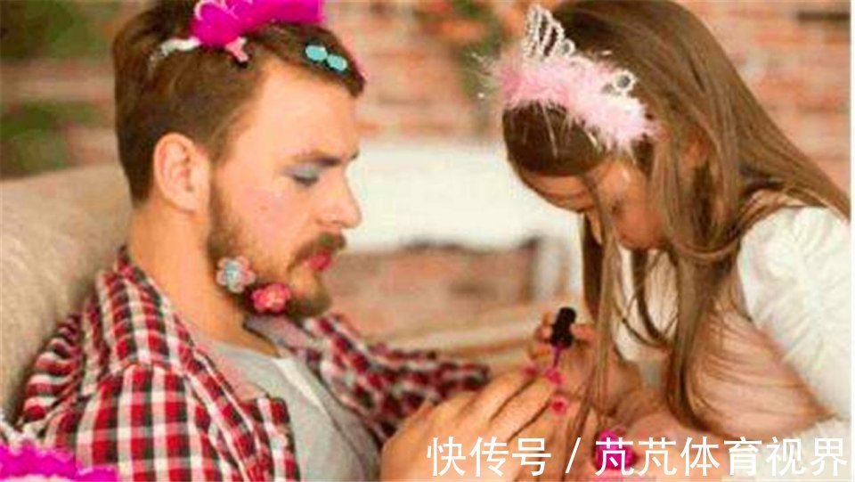 小公主|宝爸抱着女儿午睡,身后儿子“看透一切”,网友:儿子充话费送的