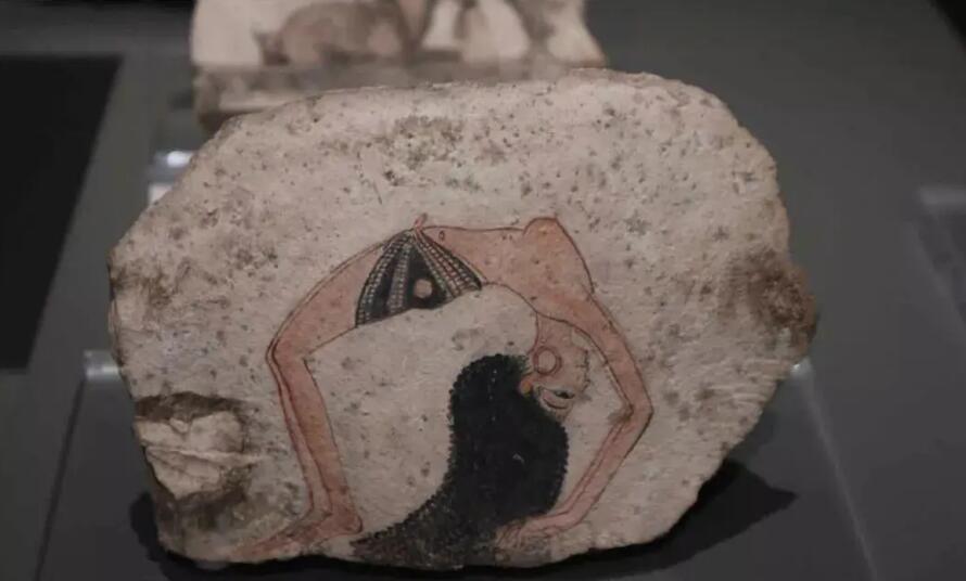 网红|埃及荒村出土一片普通的瓦片,因上面的图案,它竟成了网红文物