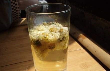 菊花茶|它是天然“安眠药”, 睡前吃2粒, 拯救失眠, 晚上睡得香