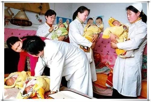 亲戚|孕妈怀5胞胎受宠，生下5个女儿后，亲戚探望说的话让人不是滋味