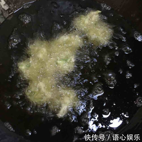 40年大厨炸丸子的秘诀：掌握这个技巧，包你炸出圆润香酥的丸子