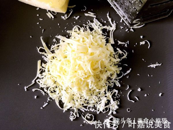 教你在家做焗烤甜椒盅,不仅美味而且卖相极佳,吃了还想再吃一个!