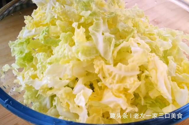 白菜里加3个鸡蛋，筷子搅一搅，这样简单一做，比吃肉还香