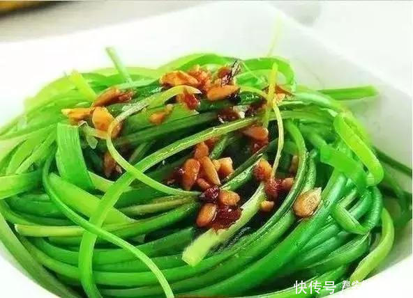  年夜饭菜谱：香脆炒黄瓜，凉拌手撕蒜，杏鲍菇炒青椒