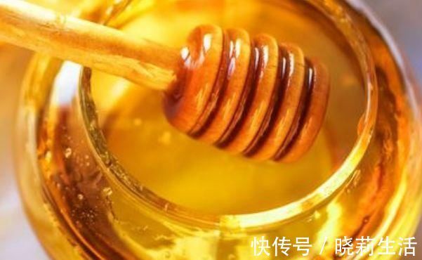 小苏打和蜂蜜放在手心上,解决了大多数女人的烦恼,省钱又实用!