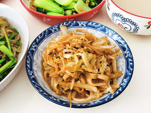 70后夫妻晒午餐,4菜1汤好吃不贵,网友:这才是家的味道