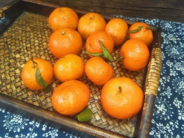 买砂糖桔时，选皮厚的还是薄的？教你3招，选出的桔子又甜又多汁