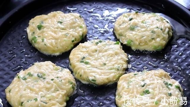 好吃|不揉面不发面，10分钟就能做好一份鸡蛋饼早餐，外酥里嫩真好吃