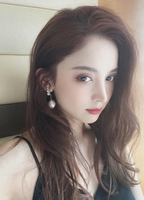 她是不是最会选发色的女艺人？每个颜色都好显白啊