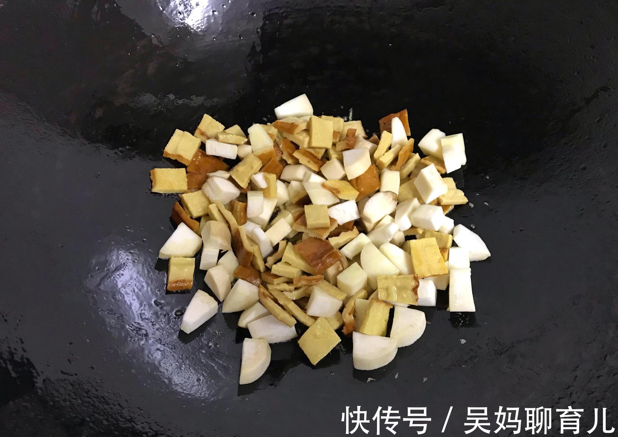 杏鲍菇|夏天易出汗,可多吃此菜,4种食材一起炒,解暑开胃,没肉也下饭