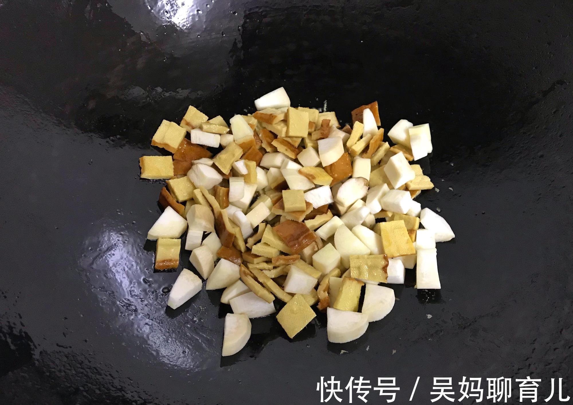 杏鲍菇|夏天易出汗，可多吃此菜，4种食材一起炒，解暑开胃，没肉也下饭