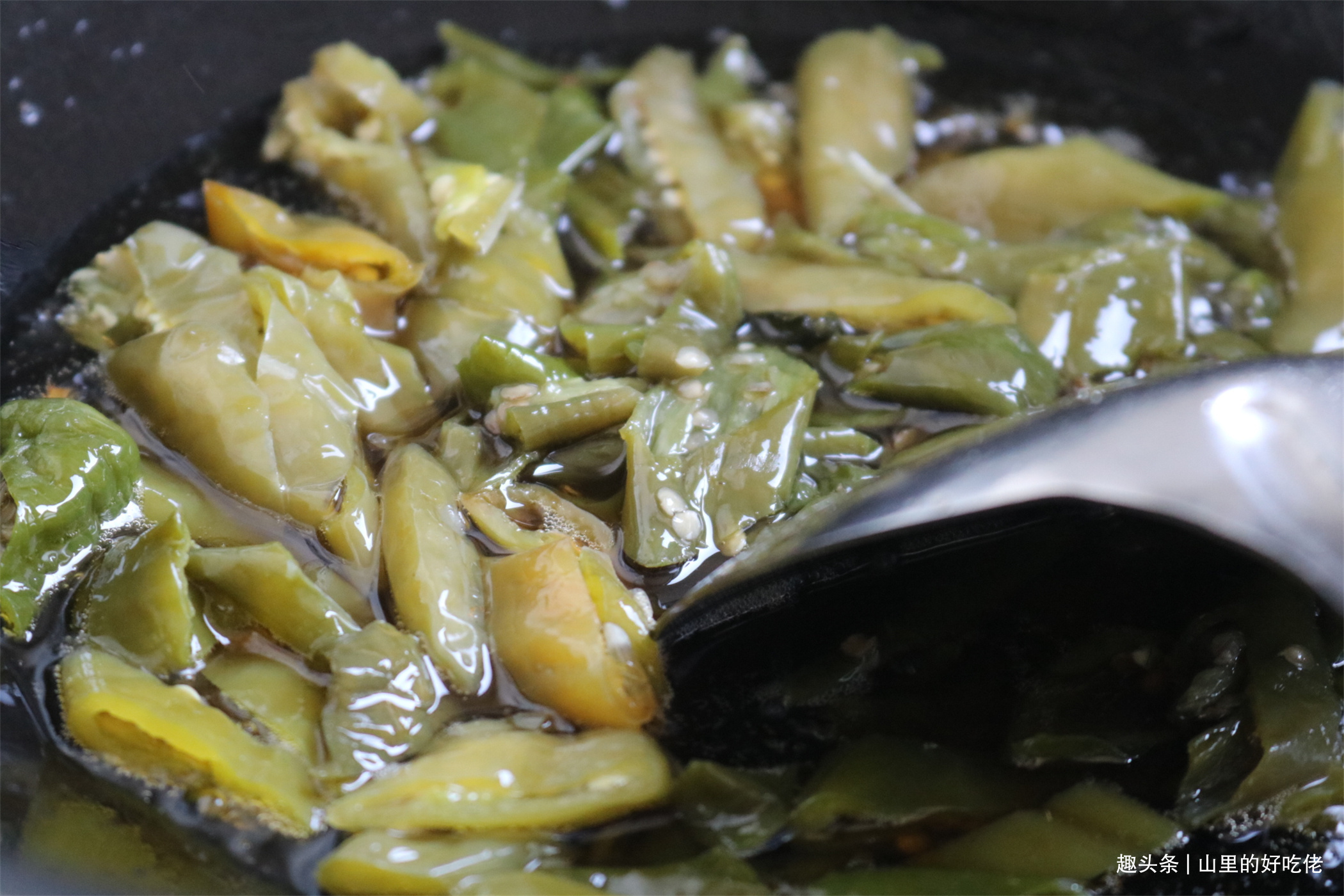 辣椒新吃法，焯水下锅炸一炸，外酥里软，拿来炒菜也算一绝了