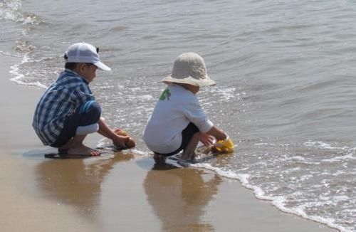 小孩|两小孩不慎落水,爸爸先救自己儿子惹非议,霸气回怼让人哑口无言