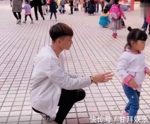 哥哥|相差15岁的妹妹送哥哥去上学,看到画面路人直呼暖心