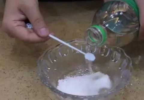 洗衣粉倒进白醋，别提多厉害了，解决家里不少烦恼事，抓紧试试！