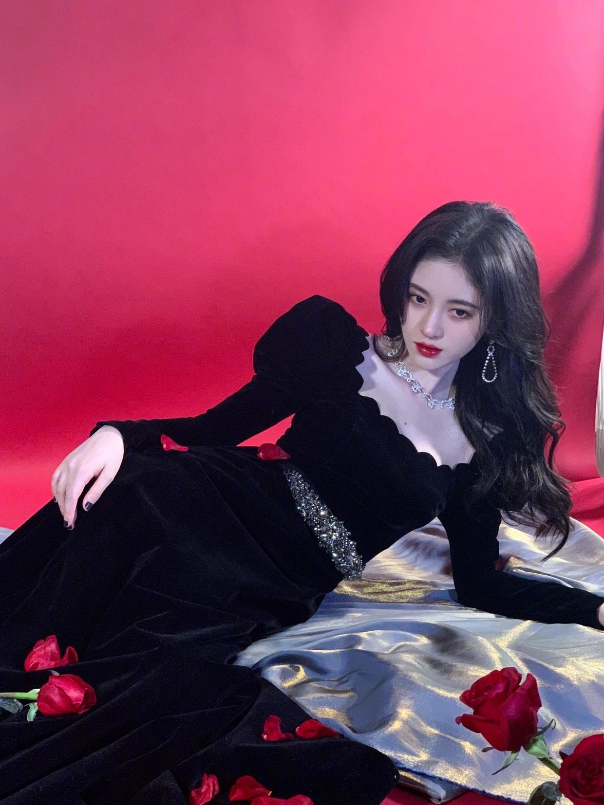 贵妇范|伏明霞“阿姨辈”最有贵妇范的，穿拼接连衣裙出席活动，高贵优雅