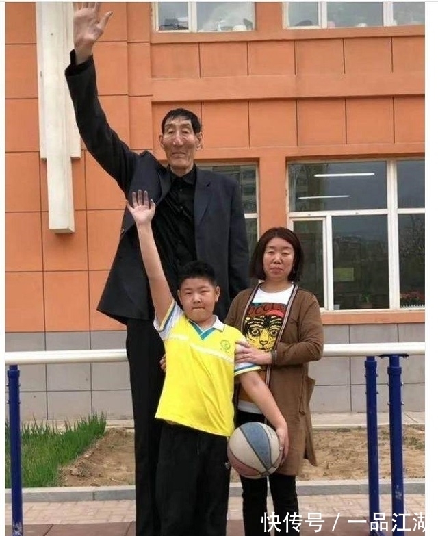 巨人症|世界第一高鲍喜顺,不听医生劝阻生孩子,儿子10岁时身高1.6米