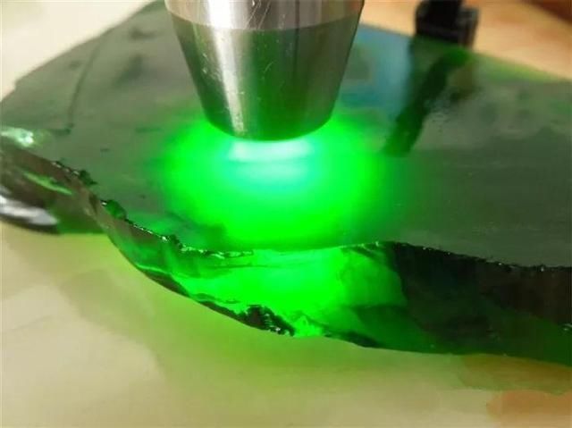 开切|花1800元网购一块上亿的玻璃种帝王绿,刀开切后,我笑的合不住嘴