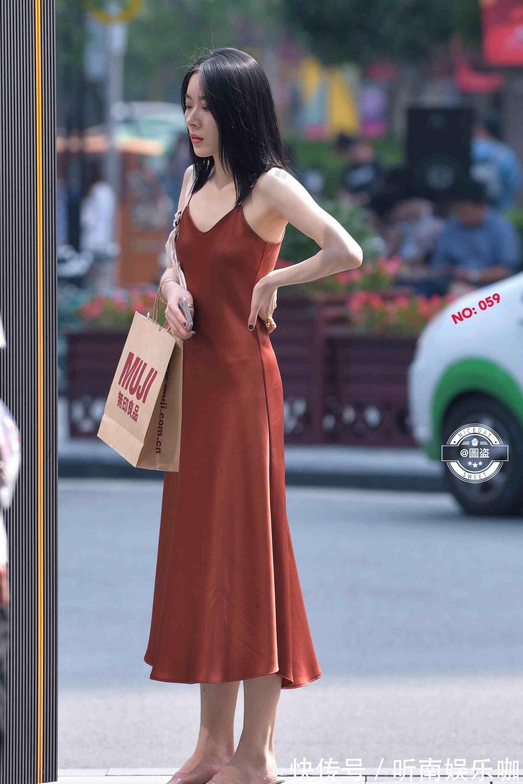 美女 “胯大”的连衣裙美女,休闲还减龄,优雅浪漫