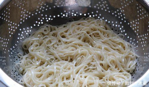 爽滑|煮面条,水开下锅太外行!面馆师傅教你几招,面条劲道又爽滑