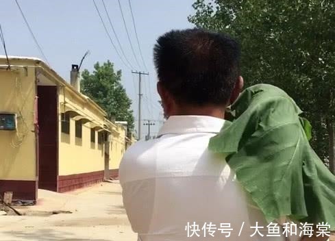 扛把子姥爷|“扛把子姥爷”带娃走红,这大概是我见过最“狂野”的遮阳伞!