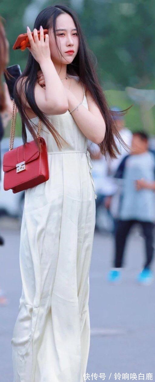 街拍 美女一身白色吊带连衣裙优雅大气,配上凉拖,仙女范十足!