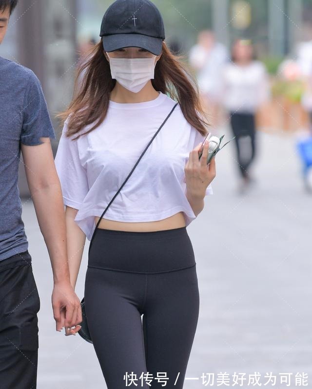 瑜伽裤 黑色瑜伽裤塑型显瘦,搭配露腰短t恤,提高造型的美感!