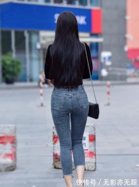 小姐姐|黑色上衣加牛仔裤,简单穿搭让微胖女孩气质更美